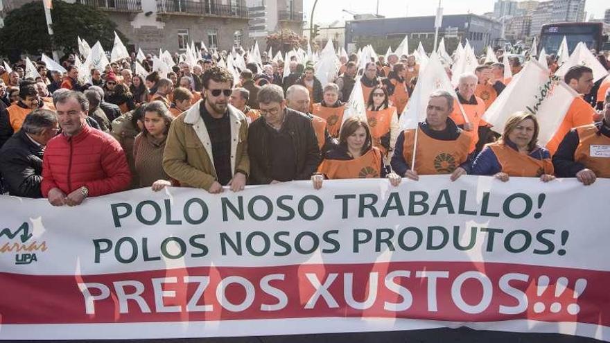 Protesta de los ganaderos ante la sede de la Delegación del Gobierno en Galicia. // Casteleiro/Roller Agencia