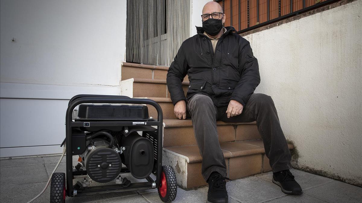 Josep Ferrer, vecino del barrio del Culubret de Figueres, junto al generador que ha comprado para poder tener a la electricidad en casa.