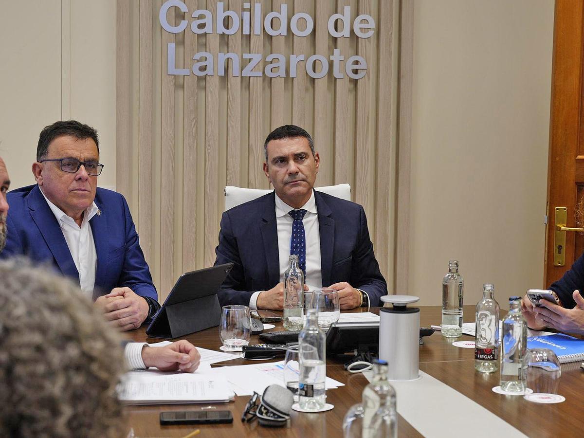 Manuel Miranda (i) y Oswaldo Betancort, este viernes, en el Cabildo de Lanzarote.