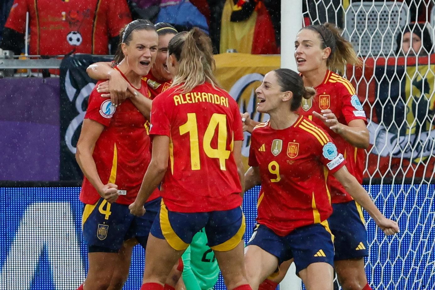 THUN (SUIZA), 07/07/2025.- La jugadora de la selección de España Irene Paredes, celebra su gol contra la selección de Bélgica, durante el partido de la segunda jornada de la fase de grupos de la Eurocopa 2025 entre la selección de España y la selección de Bélgica, este lunes en el Stockhorn Arena en Thun, Suiza.-EFE/ Ana Escobar