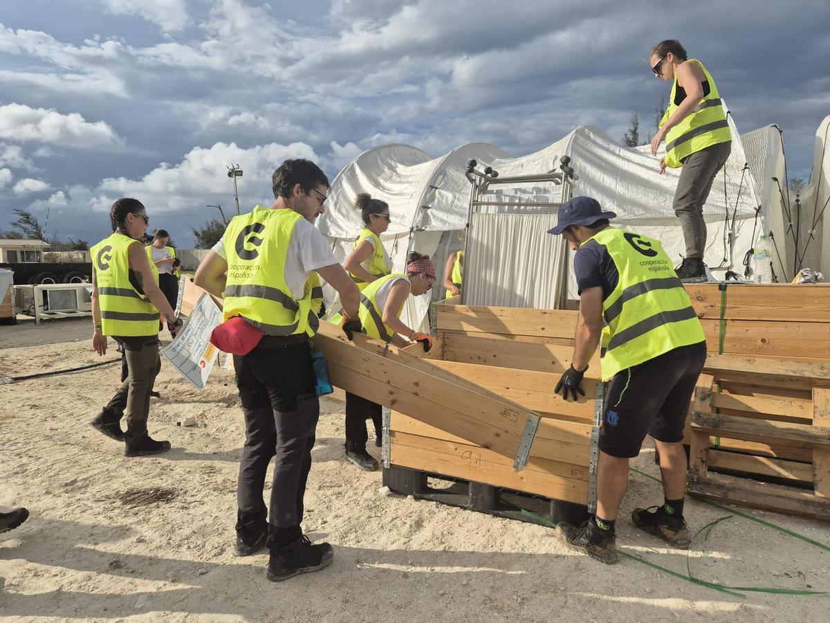 Profesionales del Equipo START durante la construcción de un hospital de campaña en Jamaica.