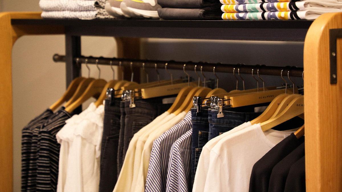 Mañana se esperan colas kilométricas en Scalpers para hacerse con vestido midi de manga abullonada que es tendencia y tiene un precio reducido