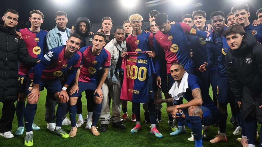 Lamine Yamal celebra su partido número 100 con el primer equipo arropado por la plantilla tras el Barça-Inter de la Champions 2024/25