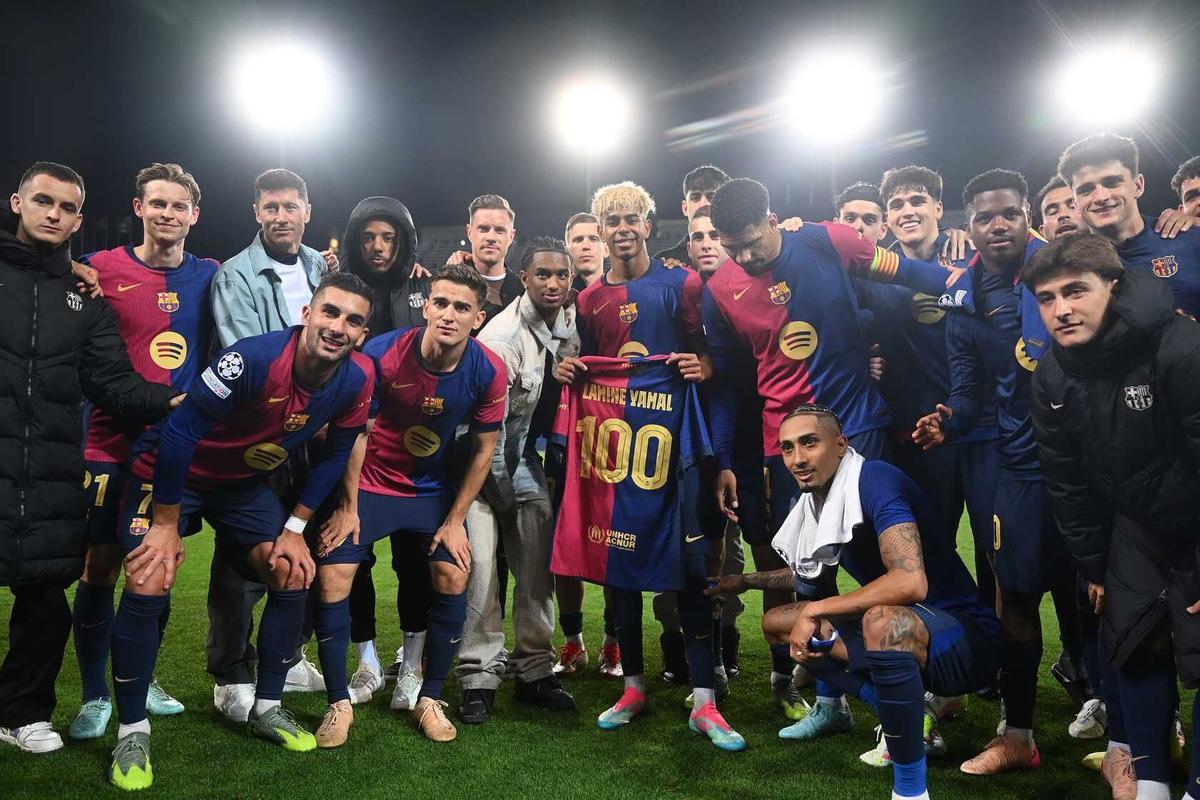 Lamine Yamal celebra su partido número 100 con el primer equipo arropado por la plantilla tras el Barça-Inter de la Champions 2024/25