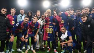Lamine Yamal celebra su partido nmero 100 con el primer equipo arropado por la plantilla tras el Bar?a-Inter de la Champions 2024/25