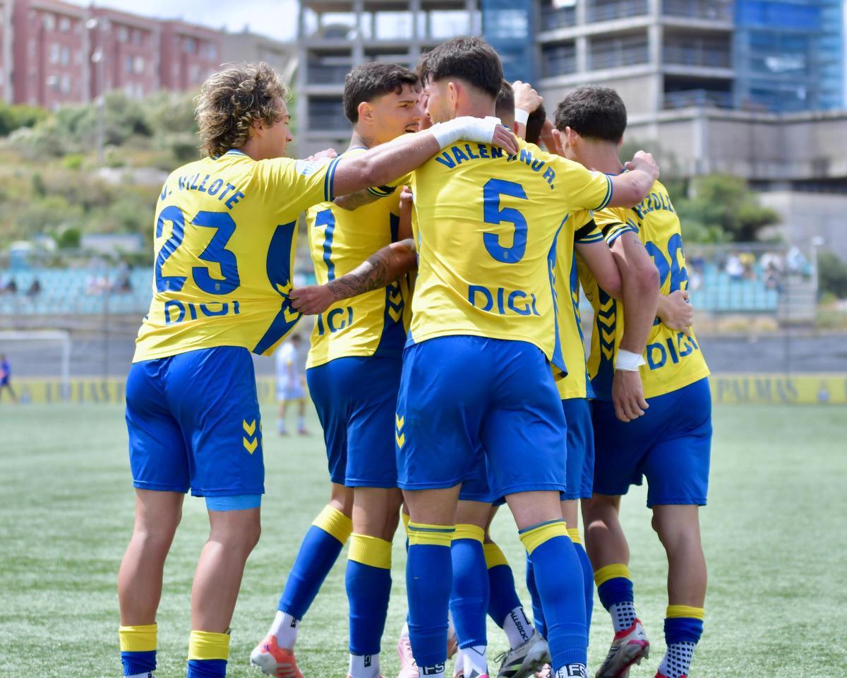 Los jugadores de Las Palmas Atlético se abrazan tras uno de los goles ante el Orihuela.