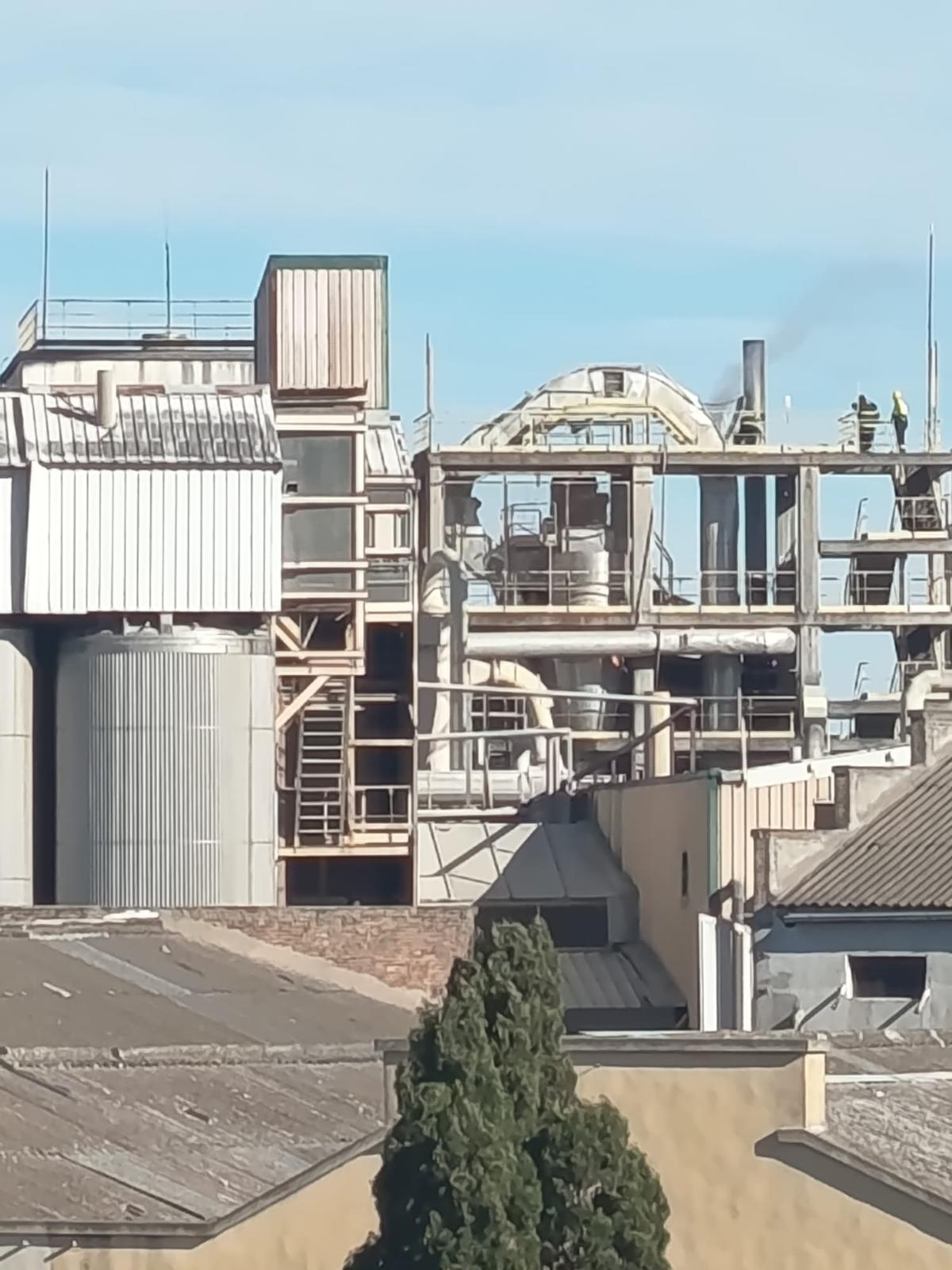 Operarios trabajan junto a la chimenea en la que se registró una explosión.