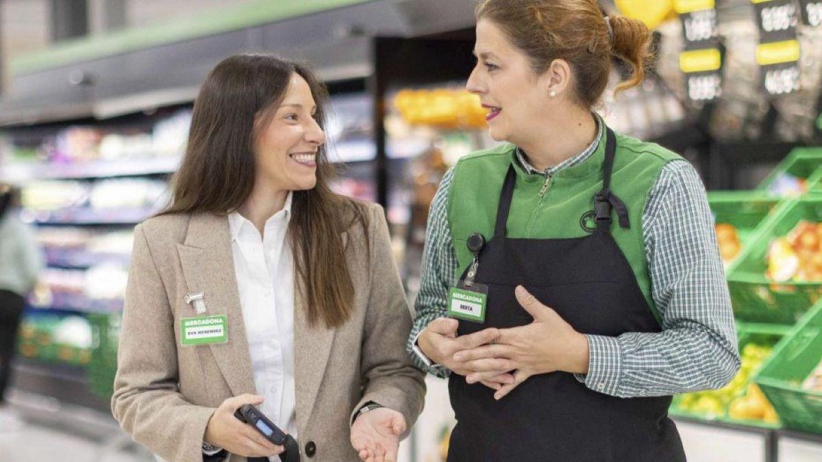 Dues treballadores d’un supermercat de Mercadona.