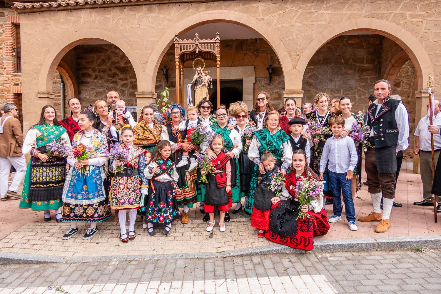 Tábara festeja la Virgen del Camrne más femenina