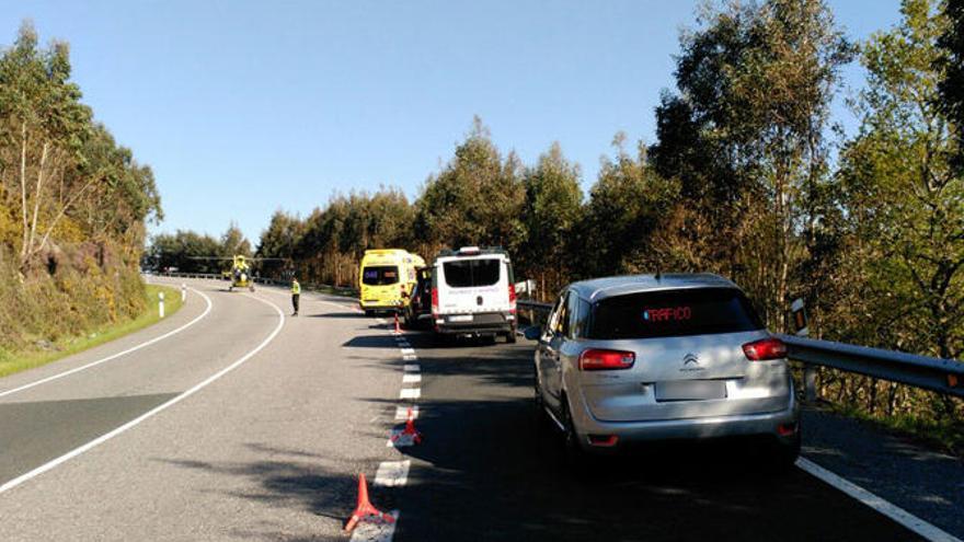 Los servicios de emergencias desplazados al lugar del accidente. // FdV