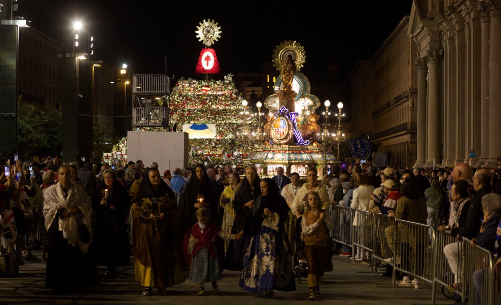 El Rosario de Cristal brilla en la noche de Zaragoza