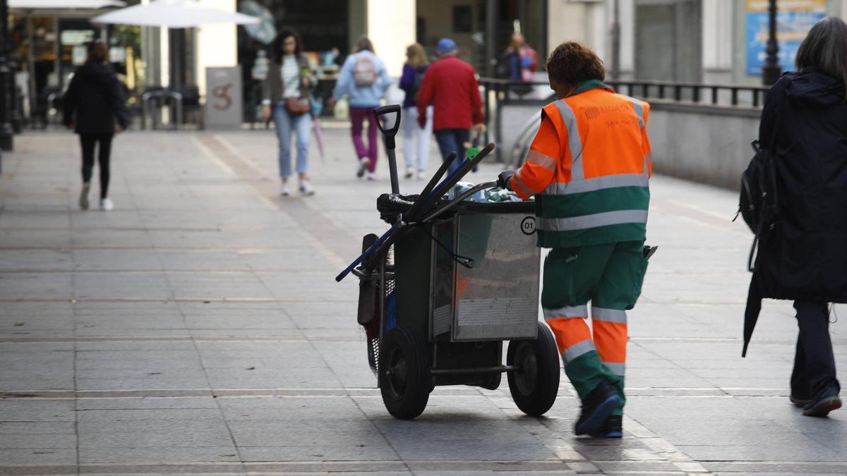 Una trabajadora de Emulsa en el paseo de Begoña.