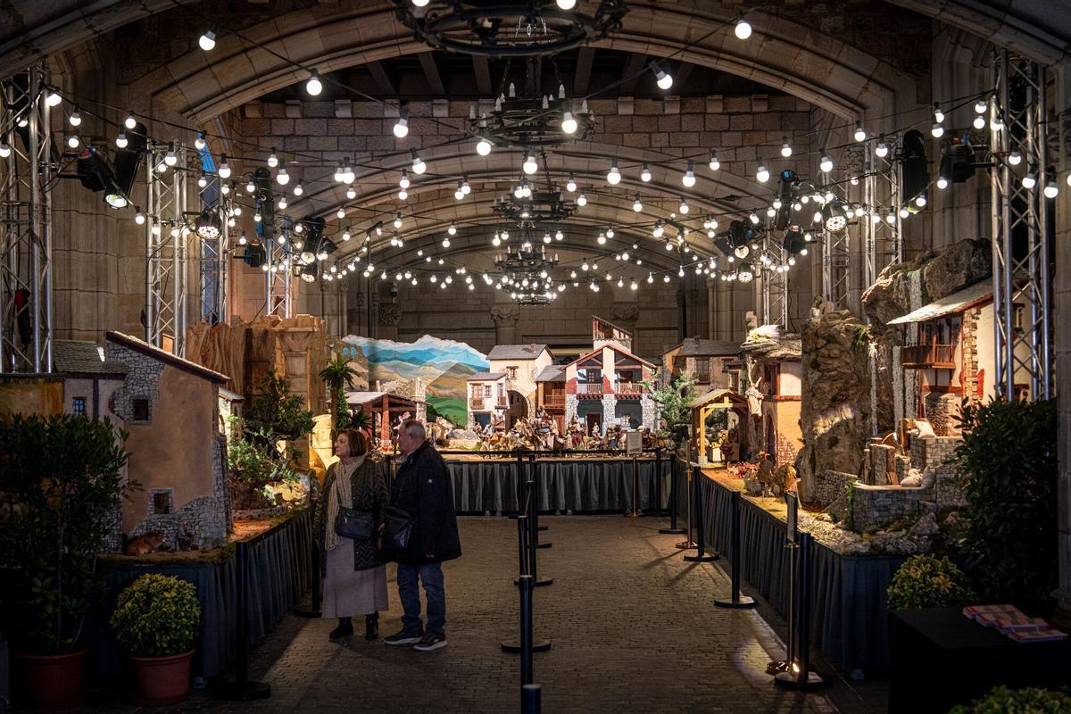 barcelona 12/12/2025 Barcelona. FOTOGALERIA titulada: Barcelona estrena un belén tradicional más grande que nunca en la plaza Sant Jaume. AUTOR: MANU MITRU