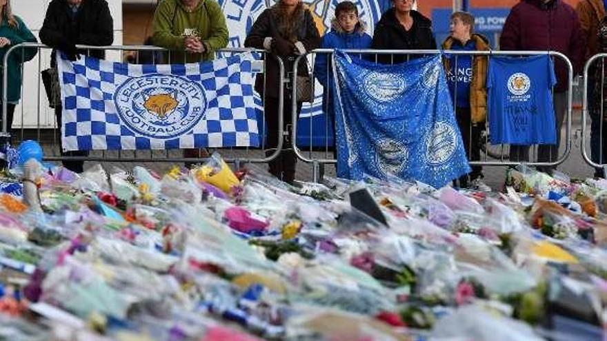 Decenas de personas depositan flores en el estadio del Leicester.