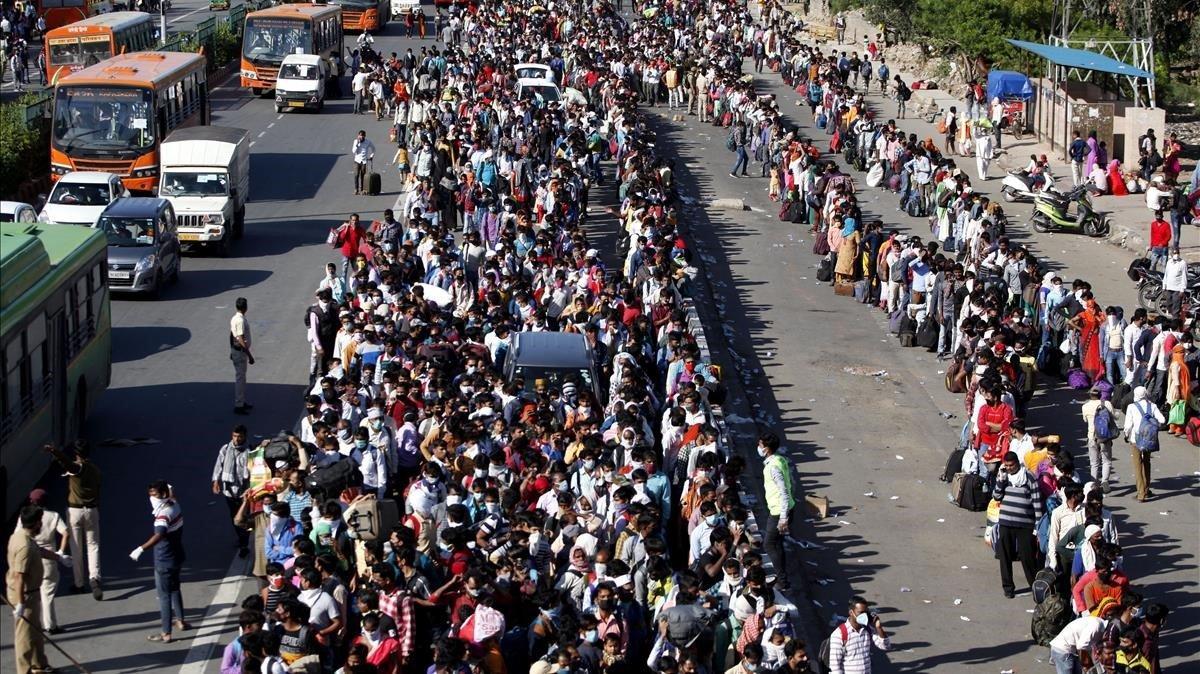 zentauroepp52956864 indian migrant laborers wait for buses provided by the gover200330104259