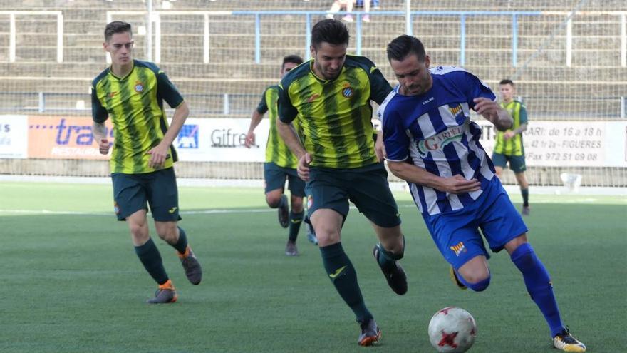 El figuerenc Feixas, en una acció de l&#039;últim partit davant l&#039;Espanyol B