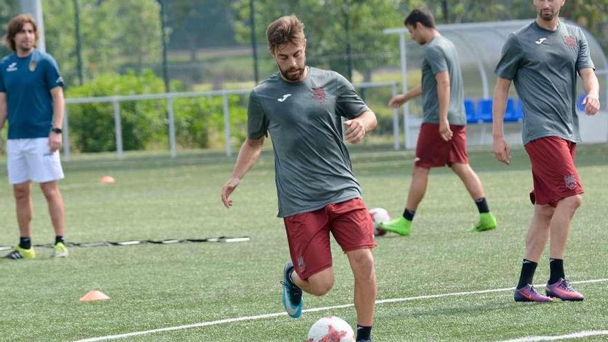 Pedro Vázquez, realizando uno de los ejercicios marcados por Luismi en un entrenamiento. // Rafa Vázquez