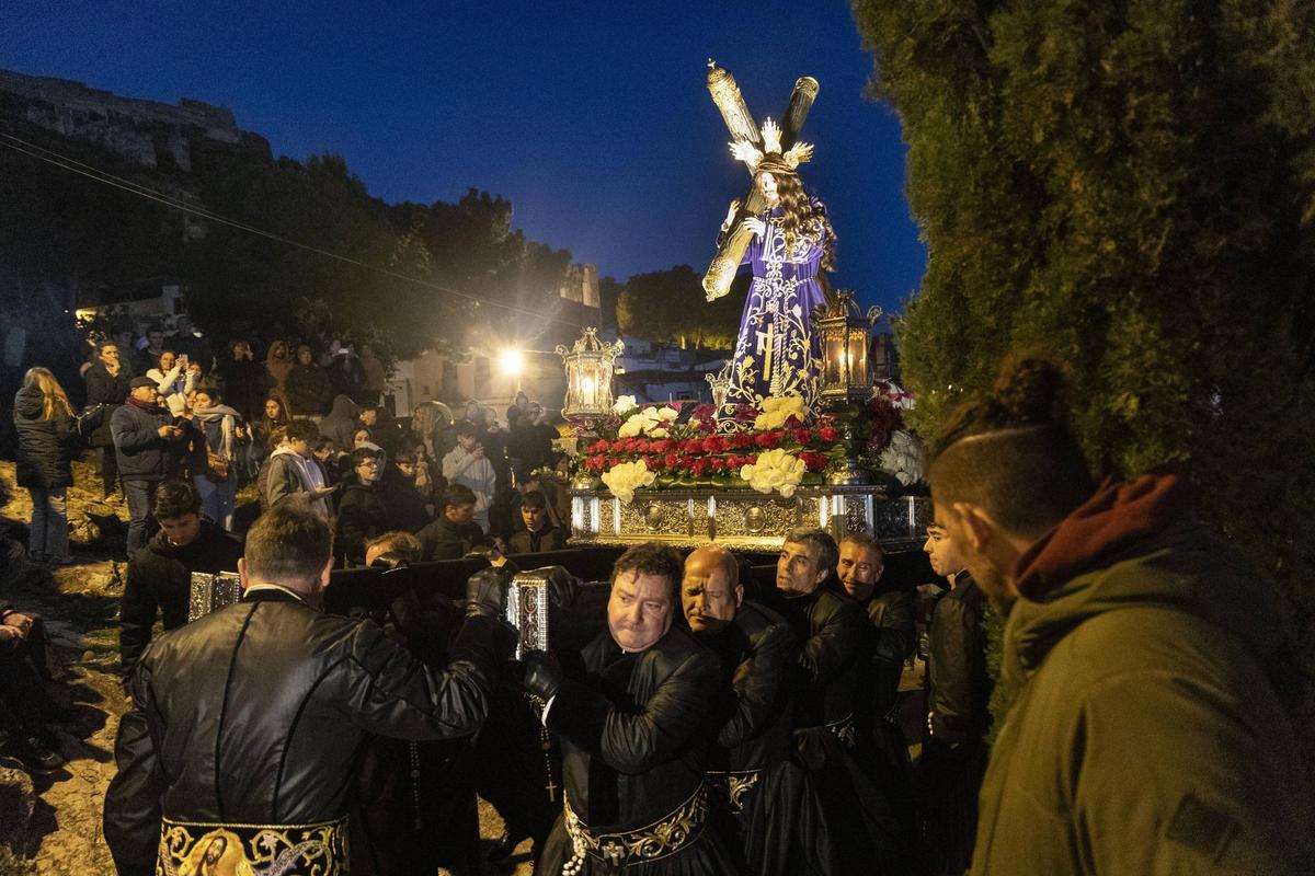 Cofrades, en el multitudinario Via Crucis del Viernes Santo.