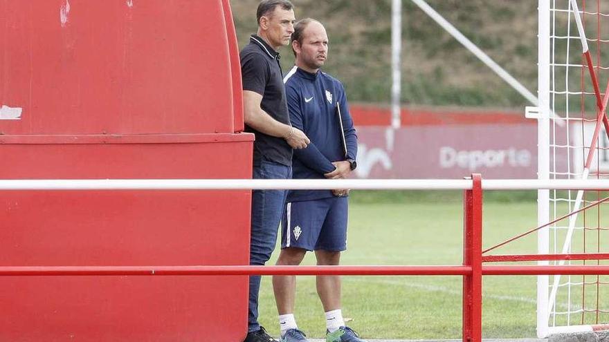 José Alberto mantiene una conversación con Javi López