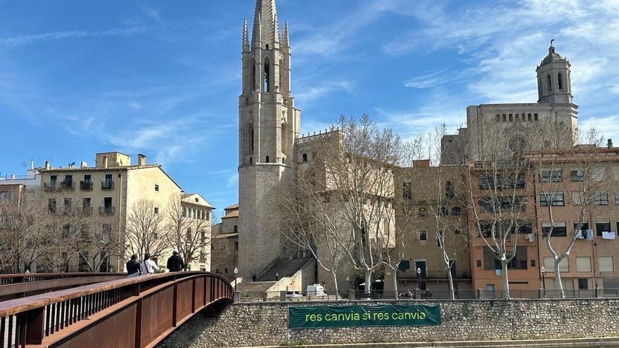 Apareixen cinc lones amb el lema “Res canvia si res canvia” a Girona