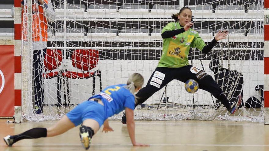 La portera Silvia Navarro, en un partido de la selección española.