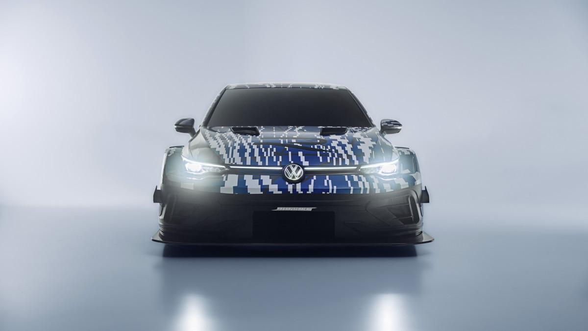 El frontal mantiene la esencia del Golf R, aunque adaptada a un uso extremo con una preparación claramente de competición.