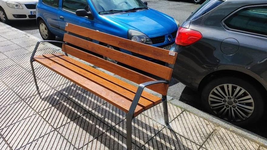 El Ayuntamiento coloca bancos nuevos en Ciudad Naranco | LNE