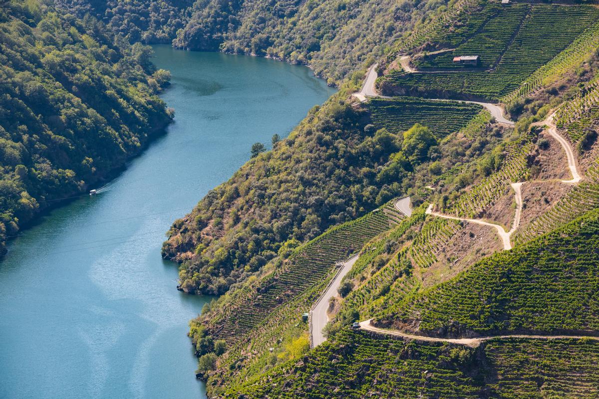 El paisaje por el que atraviesa esta carretera es único en España.