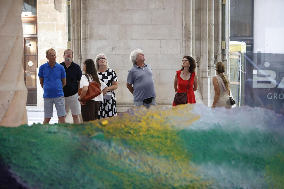 Staunen in der Seehandelsbörse: So wirkt Katharina Grosses Kunst auf die Besucher
