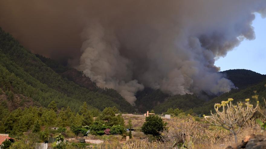 El fuego en Tenerife, descontrolado en todos sus flancos
