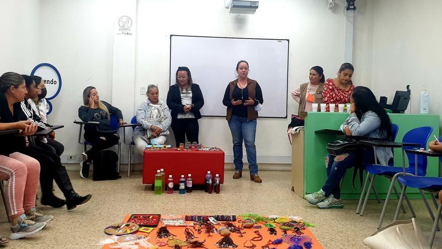 Reunión de cooperantes de ACPP Aragón con mujeres en su reciente visita a Colombia. | ACPP ARAGÓN