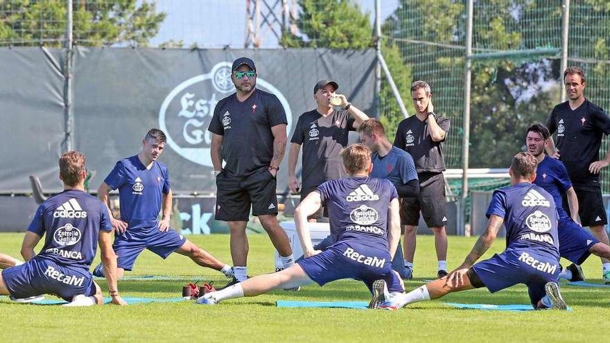 El entrenador del Celta, Antonio Mohamed, en el centro de la imagen, supervisa un reciente entrenamiento del equipo celeste en las instalaciones de A Madroa. // Marta G. Brea