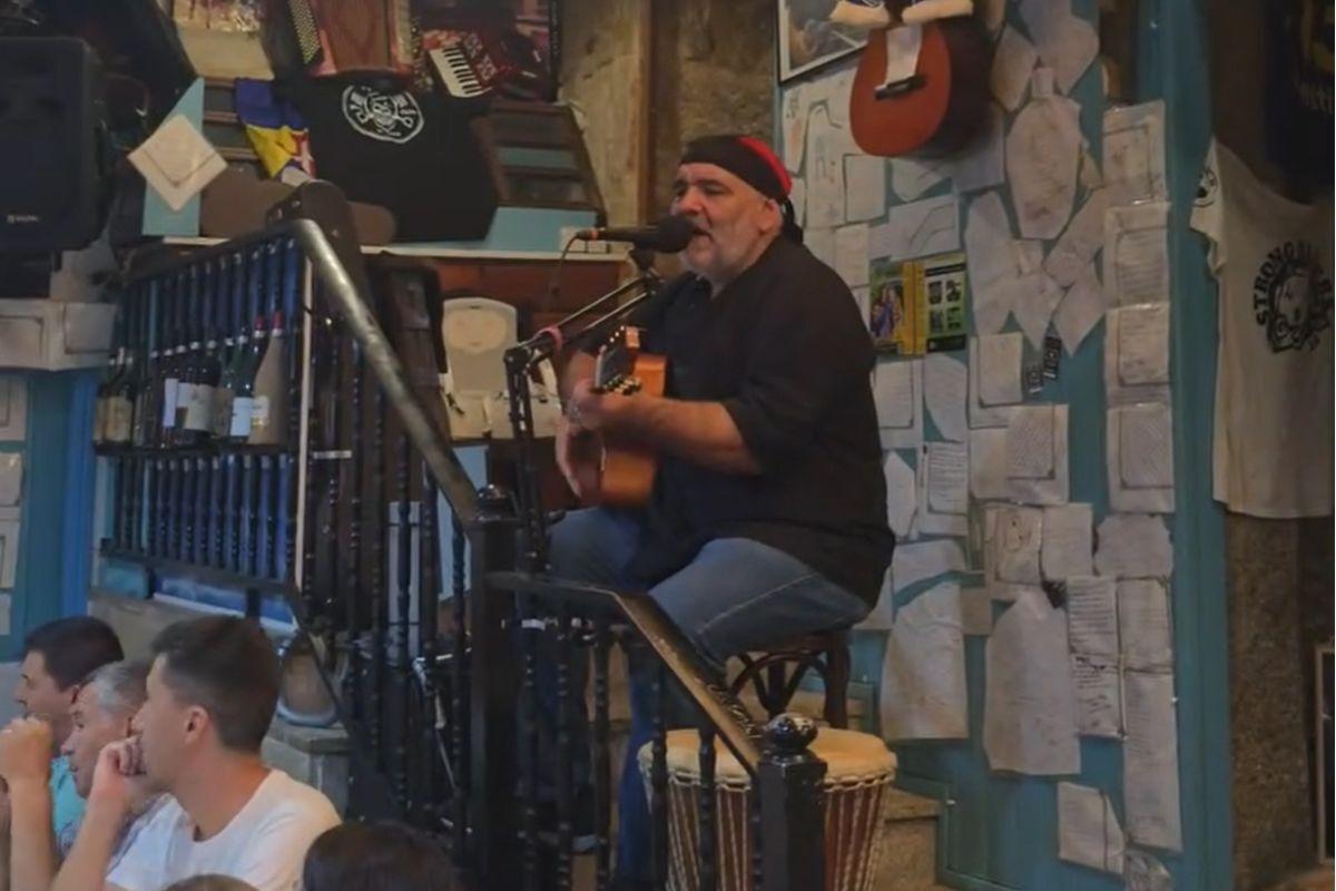 El chef de esta tasca próxima a Santiago, amenizando la sobremesa de sus comensales.