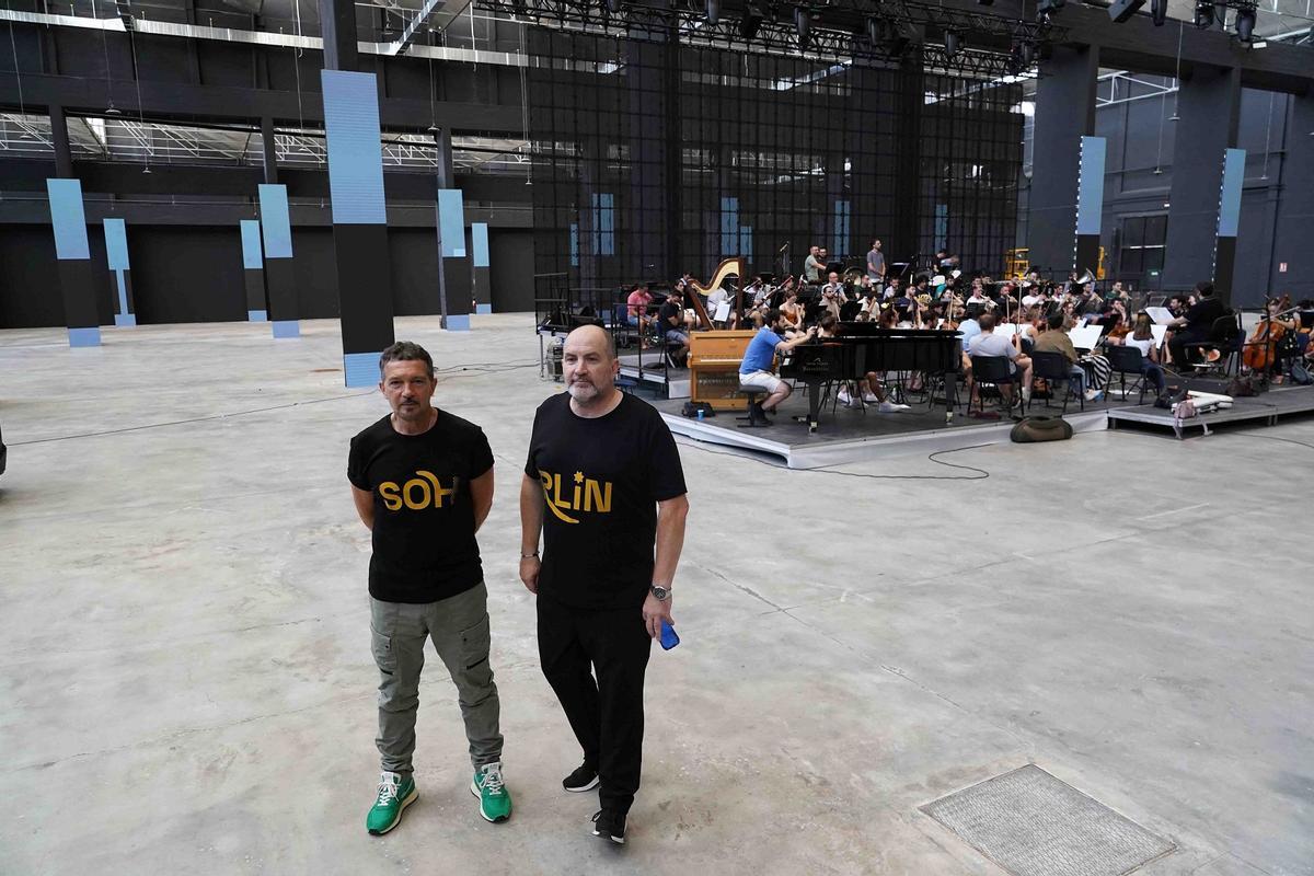 Antonio Banderas y Domingo Sánchez, en la inauguración de Sohrlin, en 2024, en la antigua nave de Tamese.