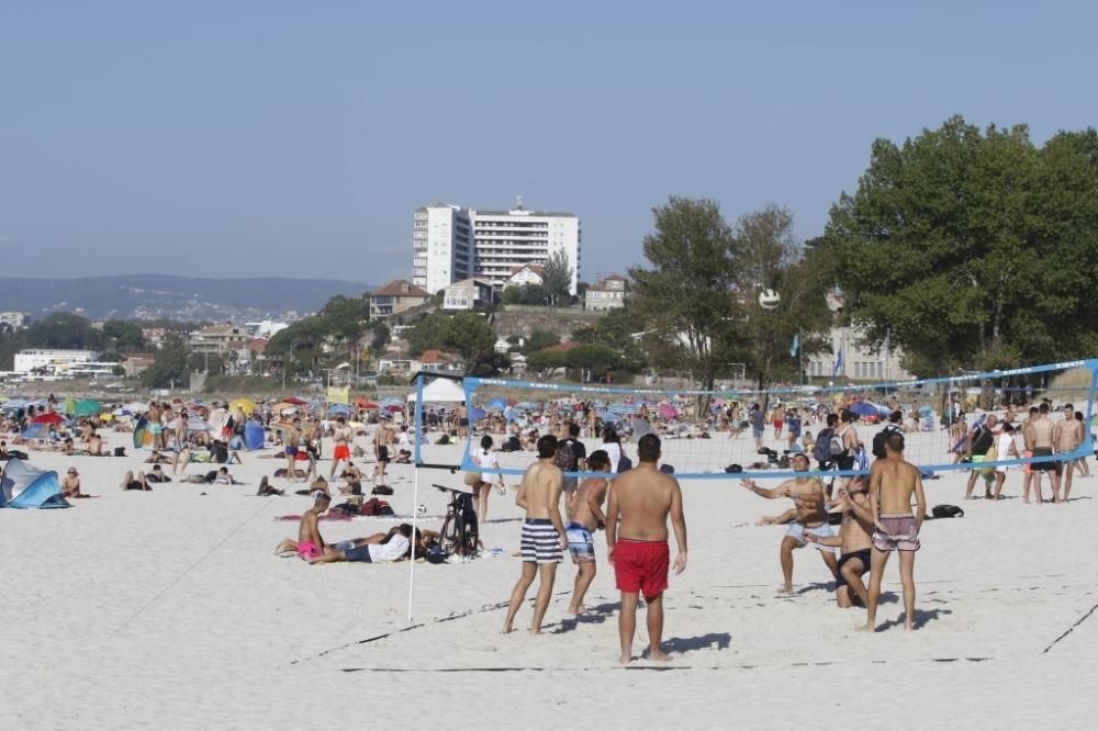 El buen tiempo anima a los bañistas en la playa de Samil