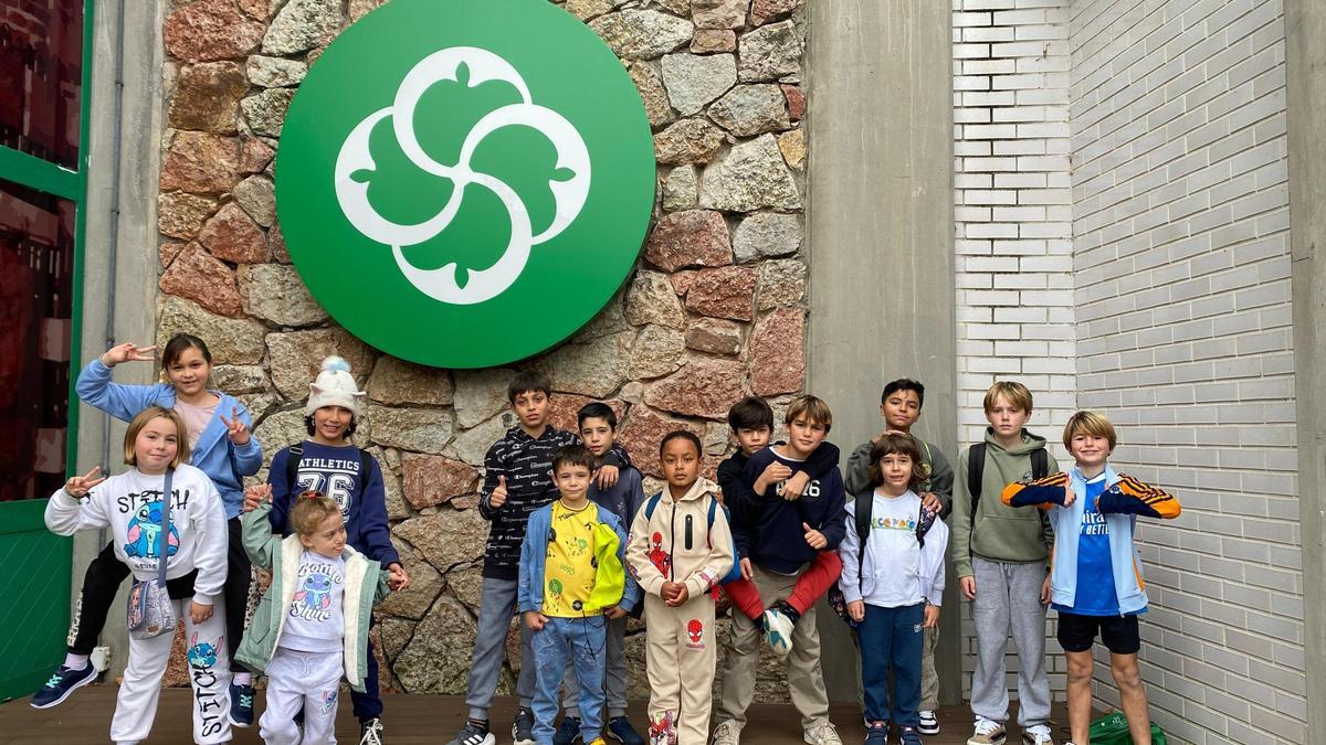 Visita de los alumnos de Llastres al Museo de la sidra