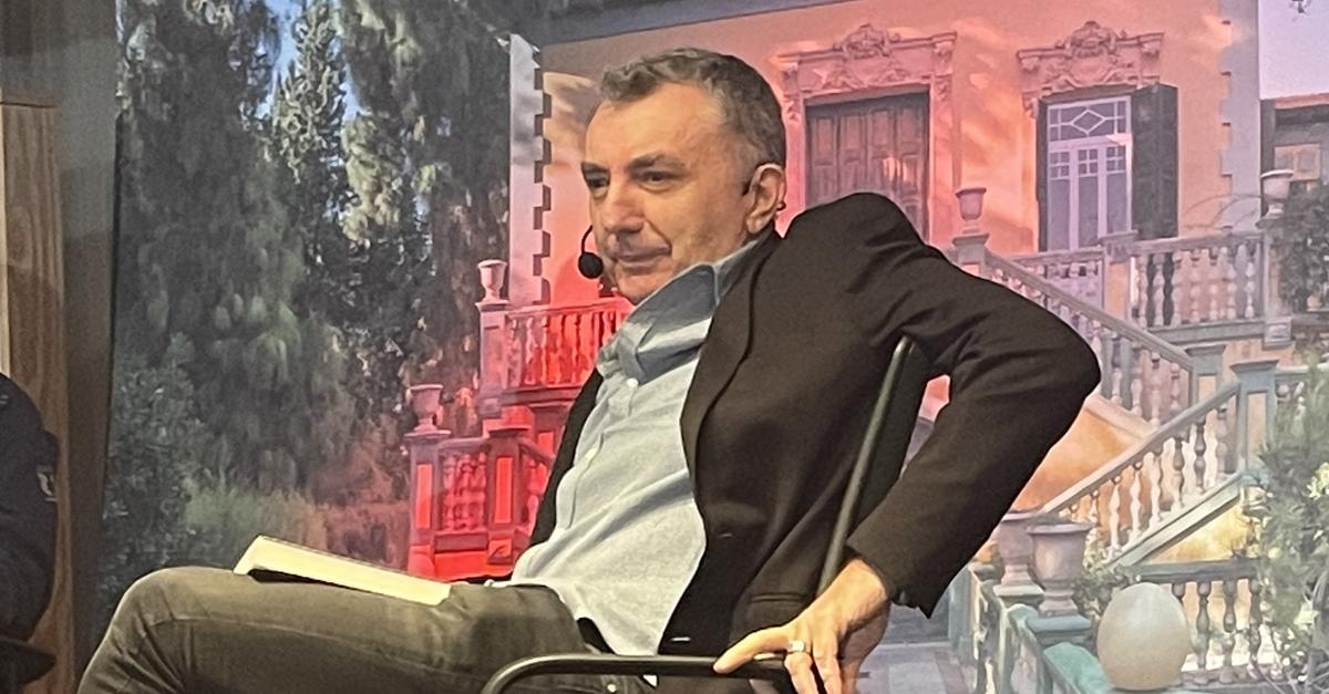 El escritor Manuel Vilas durante la presentación de su antología poética, "Una sola vida"