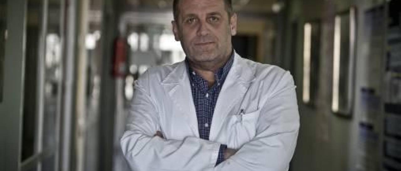 El experto en drogodependencia, que ha sido alto cargo de la Administración, ahora trata a pacientes en el Hospital de Sant Joan.