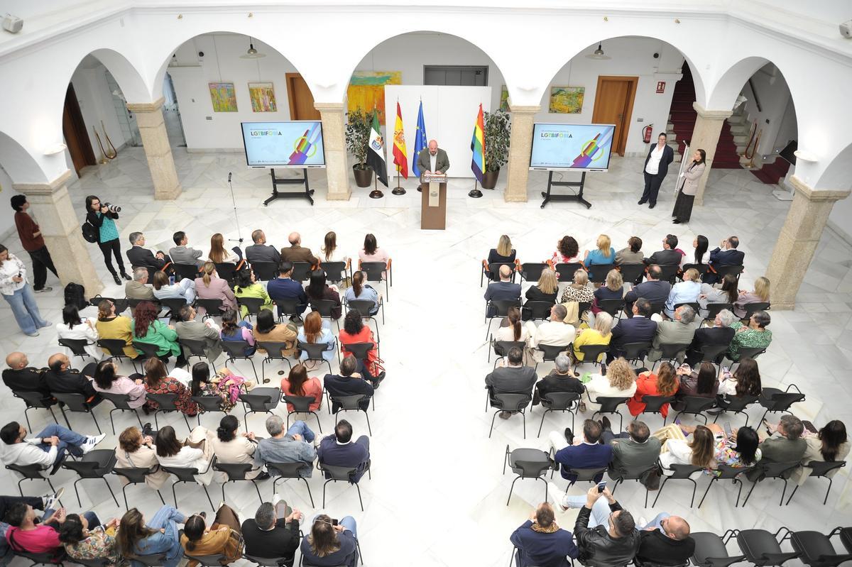 El presidente de la Asamblea, Manuel Naharro, interviene en el acto por el Día Internacional contra la LGTBIfobia.