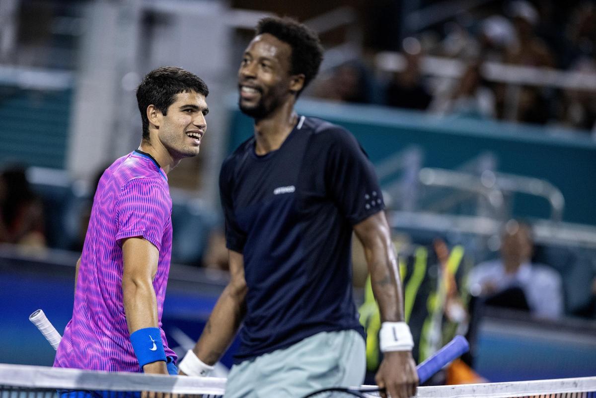 Carlos Alcaraz y Gael Monfils, sonriendo en el partido de tercera ronda