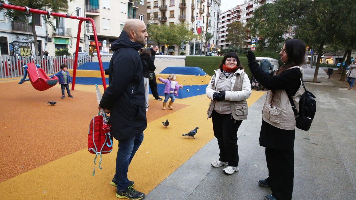 Irene Rosa y Jessica Galinsoga informando a un transeúnte en la plaza del Joanic