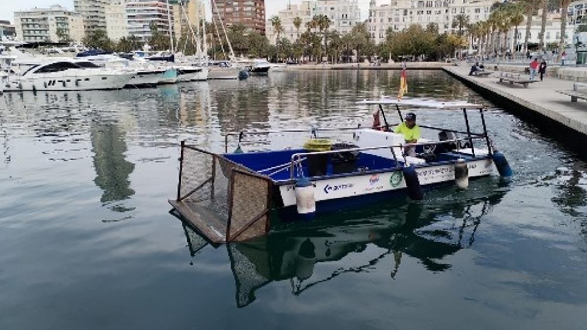 La embarcación eléctrica que trabaja en el puerto.