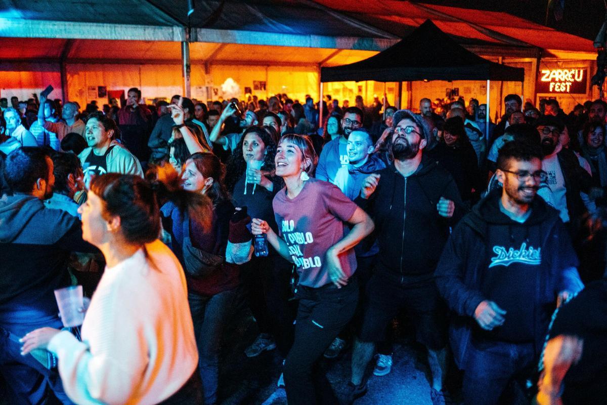 Público en una edición anterior del Zarréu Fest.
