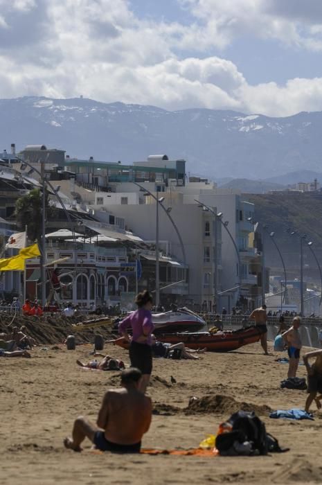 NIEVE EN LA CUMBRE DESDE LA PLAYA DE LAS CANTERAS