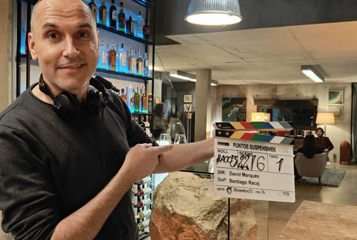 La ya clásica imagen de David Marqués de todos sus rodajes, sosteniendo la claqueta. | RUBÉN CEBRIÁN