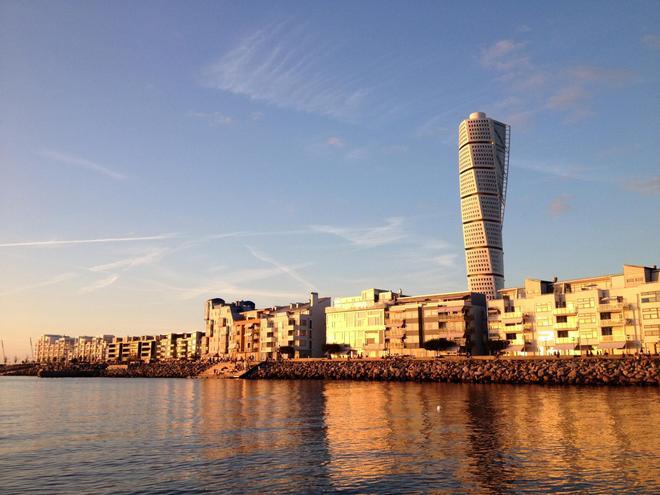 Turning Torso sobre los edificios de Malmö