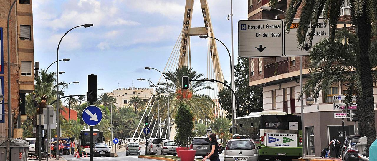 El carril bici discurrirá por el centro de «Pedro Juan Perpiñán» y por uno de los viales de circulación del puente de la Generalitat. | MATÍAS SEGARRA