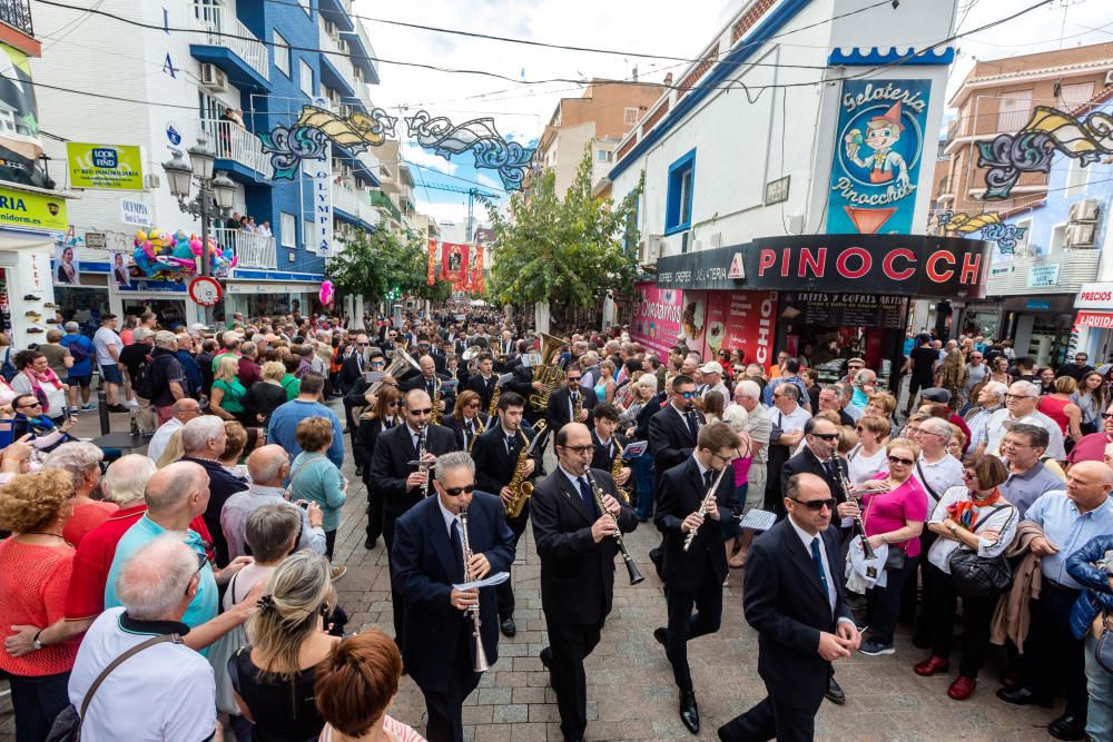 Las bandas marcan el ritmo del arranque de las fiestas de Benidorm.