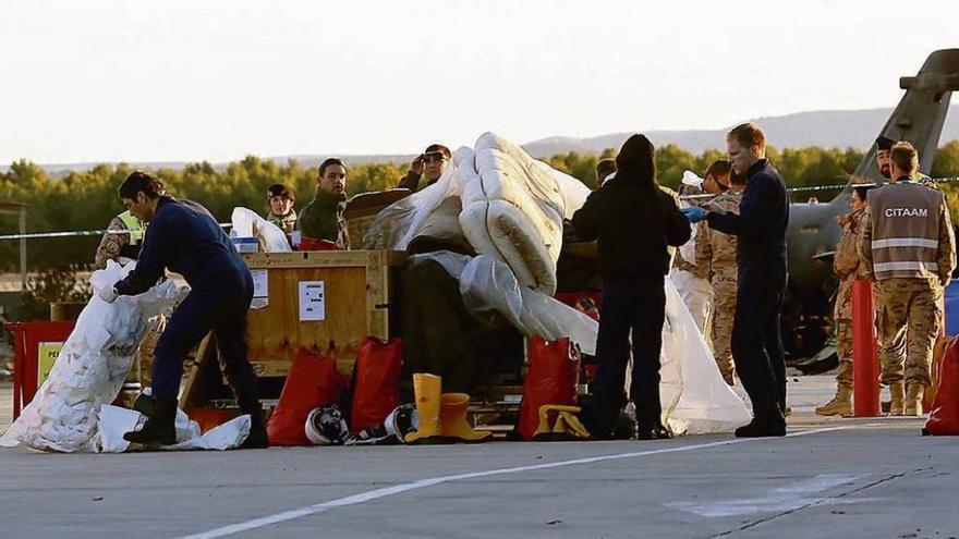 Retiran los cuerpos del accidente militar de Albacete tras descontaminar la zona