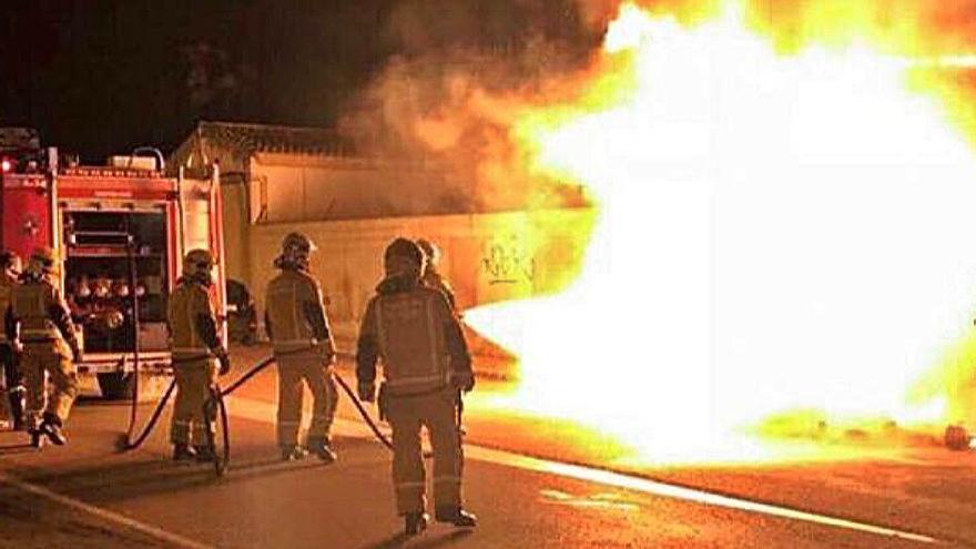 Bomberos sofocan un fuego en un contenedor en Palma.